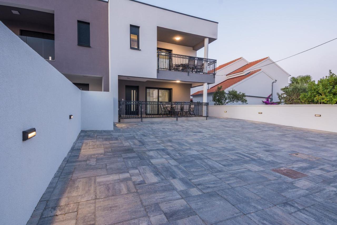 Apartment Spanic 1 Vir Exterior photo